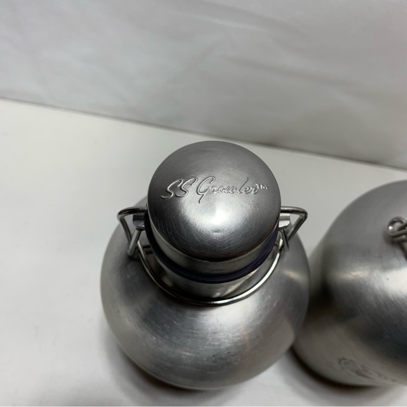 Growler - 64oz. stainless steel, swing top lid - Picture 2 of 8
